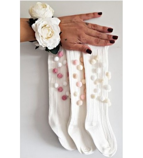Rankų darbo šventinės kojinytės. Spalva balta su baltais, šviesiai rožiniais ir sendinta rožės pūkučiais-burbuliukais