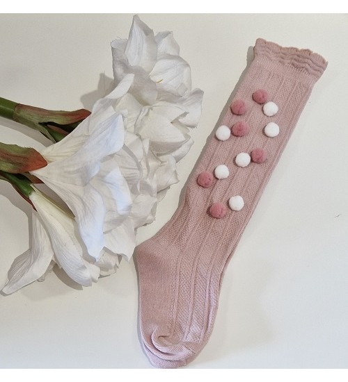 Rankų darbo šventinės kojinytės. Spalva sendinta rožė su baltais ir sendintos rožės pūkučiais-burbuliukais